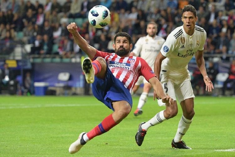 Diego Costa melakukan tendangan salto sementara Raphael Varane hanya bisa mengamati saat Real Madrid berjumpa Atletico Madrid pada final Piala Super Eropa di Stadion Lillekula, 15 Agustus 2018. 