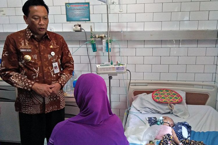 Bupati Gresik Sambari Halim Radianto (kiri), saat meninjau pasien di RSUD Ibnu Sina, Kamis (24/1/2019)
