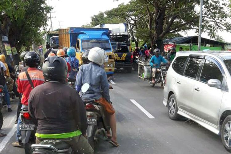 Kecelakaan yang terjadi di Jalan Raya Desa Tambak Beras, Kecamatan Cerme, Gresik, sempat membuat arus lalu lintas di area itu tersendat.