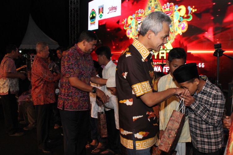Gubernur Jawa Tengah Ganjar Pranowo membagikan Kartu Jateng Sejahtera (KJS) kepada keluarga miskin di Jawa Tengah. Pada 2017, Pemerintah Jawa Tengah menggelontorkan anggaran hingga Rp 38,29 miliar untuk 12.764 warga miskin penerima KJS.
