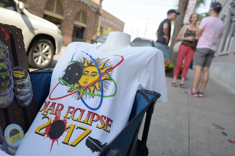 Sebuah kaus bergambar gerhana matahari total dijajakan di pinggir jalan dekat pasar di KotaCharleston, South Carolina, Minggu (20/8/2017).  