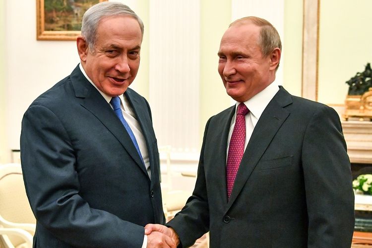 Perdana Menteri Israel Benjamin Netanyahu dan Presiden Rusia Vladimir Putin berjabat tangan dalam pertemuan yang berlangsung di Mokswa Rabu (11/7/2018).