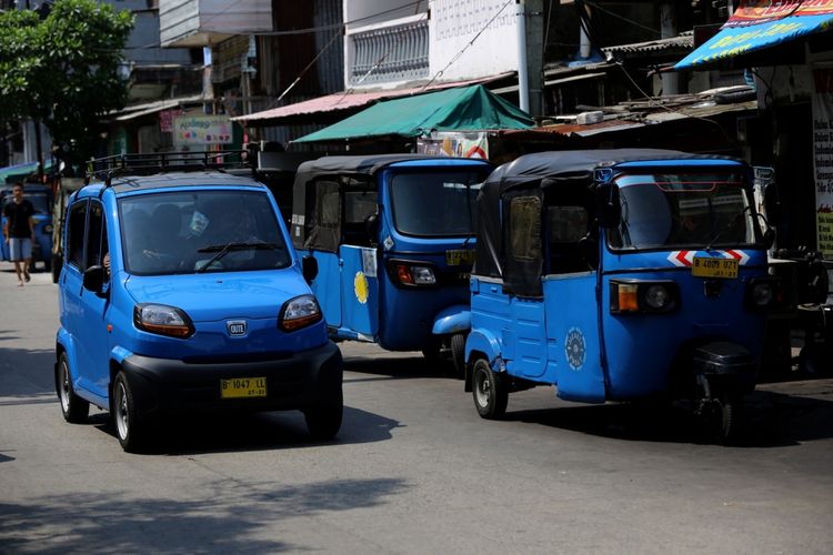 Bajaj Qute melintas di Kawasan Pademangan, Jakarta Utara, Selasa (25/7/2017). Qute ini difungsikan sebagai pengganti bemo yang merupakan bagian dari revitalisasi angkutan lingkungan dan saat ini ada 17 unit bajaj roda empat yang diuji coba.