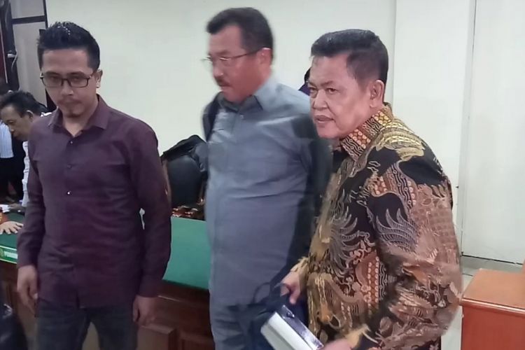 Terdakwa Wali Kota Pasuruan usai sidang perdana di Pengadilan Tipikor Surabaya