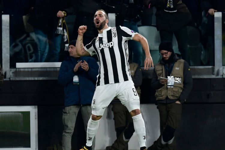 Gonzalo Higuain merayakan gol Juventus ke gawang Tottenham Hotspur pada pertandingan babak 16 besar Liga Champions, 13 Februari 2018.