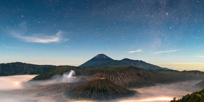 Pemandangan Gunung Batok, Bromo, dan Semeru dari Penanjakan 1 menjelang matahari terbit