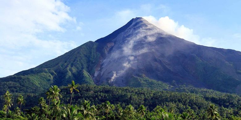Puncak gunung api Karangetang di Pulau Siau, Sulawesi Utara.