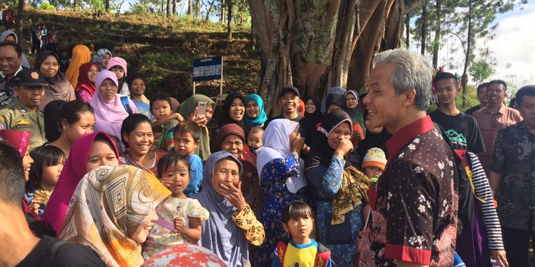 Ibu-ibu dan juga warga lainnya sengaja berpakaian rapi untuk bertemu Gubernur Jawa Tengah Ganjar Pranowo yang tengah mendatangi salah satu desa di Kabupaten Pemalang, yakni Desa Nyarembeng, Kecamatan Pulosari, Kamis (28/9/2017).