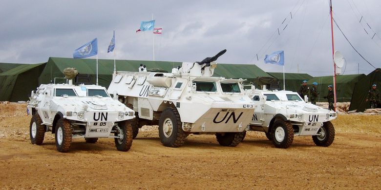 Tiga panser ini adalah sebagian dari kendaraan utama pasukan penjaga perdamaian Indonesia yang tergabung di UNIFIL, Lebanon Selatan. Gambar diambil pada 3 Februari 2007. - (KOMPAS/RAKARYAN SUKARJAPUTRA)