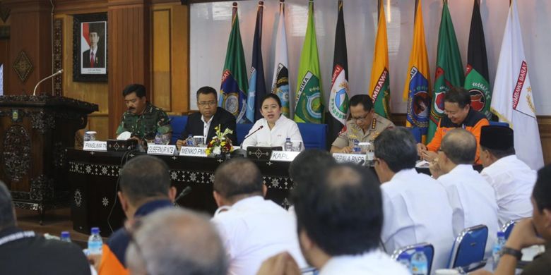 Menko Puan menggelar Rapat Koordinasi (Rakor) terkait pencairan dana bantuan bagi masyarakat yang rumahnya terkena dampak bencana di kantor Gubernur Nusa Tenggara Barat (NTB), Rabu (17/10/2018).