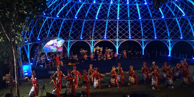 Pementasan tari Gandrung di amfliteater Jawa Jiwa Ijen Resort Banyuwangi, Sabtu (20/10/2018) malam.