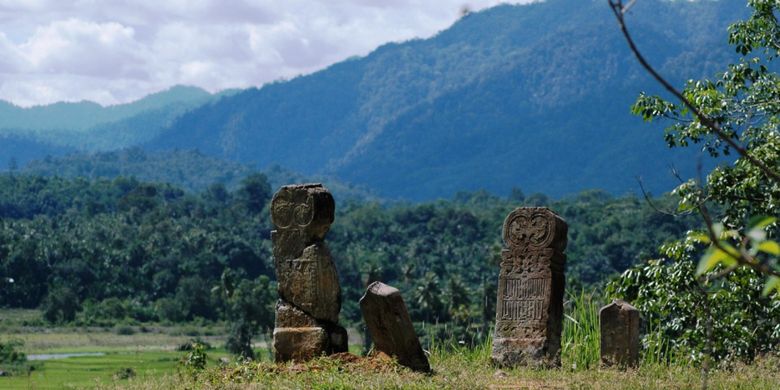 Makam Papan Tinggi di Tapanuli Tengah, Sumatera Utara.