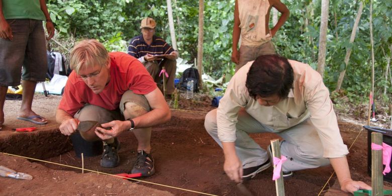 (ki-ka) Kurator Museum Arkeologi Burke, Peter Laper dan Daud Tanudirjo sedang menggali lapisan di situs pulau Ay untuk mengetahui kapan pertama kali pala digunakan dalam makanan.

