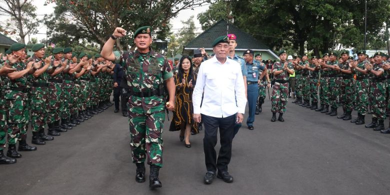 Menteri Pertahanan (Menhan) RI Jenderal TNI (Purn) Ryamizard Ryacudu (memakai kemeja putih) saat melakukan kunjungan kerja ke Divisi Infanteri (Divif) 2 Kostrad, Singosari, Malang, Jawa Timur, Jumat (23/8/2019). 