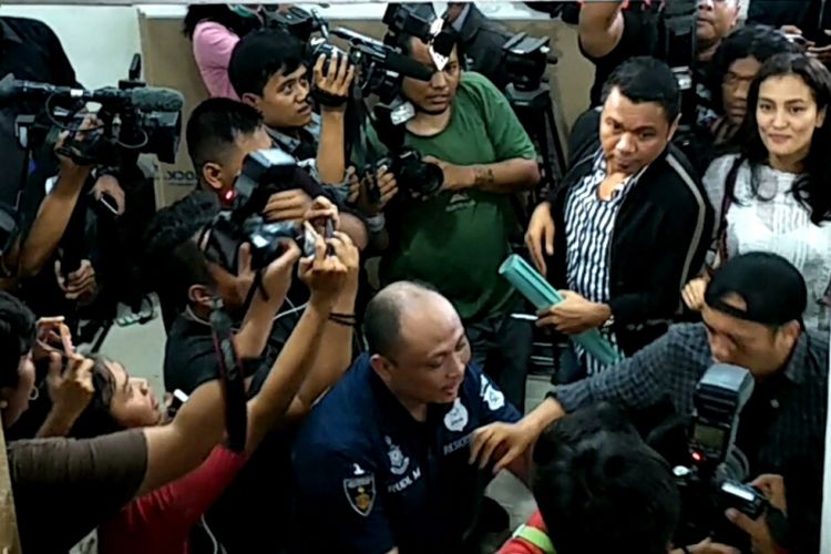 Atiqah Hasiholan tiba di Gedung Ditreskrimum Polda Metro Jaya, Selasa (23/10/2018). 