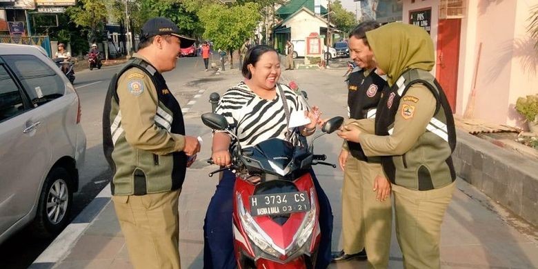 Satpol PP Provinsi Jawa Tengah bersama Satpol PP Kota Semarang mengadakan Operasi Simpatik di sejumlah jalan protokol Kota Semarang