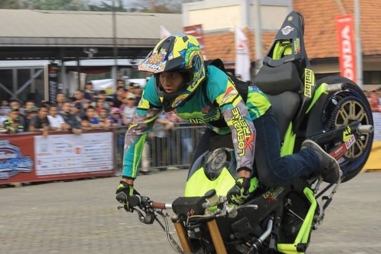 Ghanni  Grimaldi, seorang stunt rider dari klub Loenpia Xtreme Semarang saat menunjukan kepiawaiannya di gelaran Otobursa Tumplek Blek 2018 di Kemayoran, Jakarta, 21 Juli 2018.