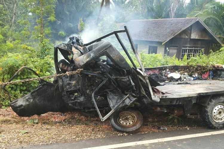 Pikap yang mengangkut 15 jemaah pengajian dari Kalbar, terbakar usai bertabrakan dengan dump truck di Jalan Trans Kalimantan, kilometer 32 Sampit - Palangka Raya, Sabtu (3/2/2018)