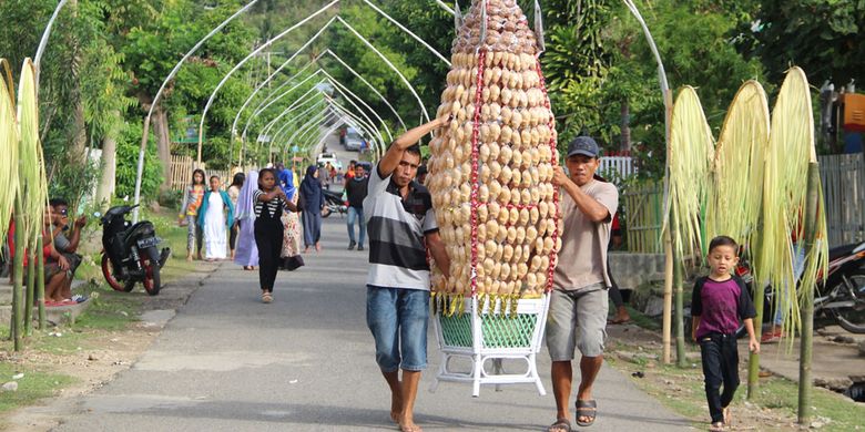Sejumlah orang mengarak kue Walima di Desa Wisata Reliji Buhohu Bongo, Gorontalo. Gorontalo akan mengenalkan produk wisata halal kepada wisatawan nusantara dan asing.
