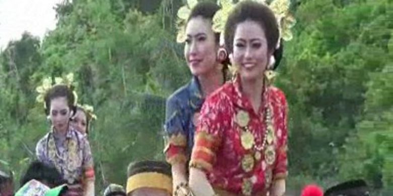 Puluhan wisatawan asal Jepang menikmati keunikan kampung nelayan dan budaya Mandar, Sulawesi Barat, dengan menggunakan transportasi tradisional bendi dan sayyang pattudduq, Minggu (27/8/2017).