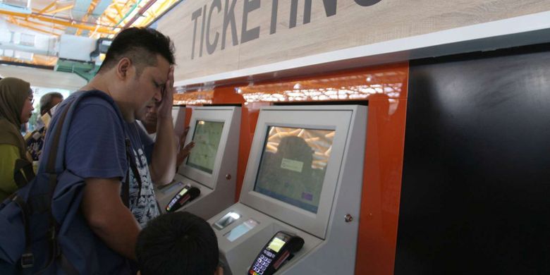 Antusias masyarakat saat membeli tiket kereta api bandara di Stasiun Sudirman Baru, Jakarta, Selasa (26/12/2017). Uji coba KA Bandara Soekarno-Hatta dilakukan hingga peresmian operasinya pada 2 Januari 2018. Selama uji coba, PT KAI telah menetapkan harga tiket yang bisa dibeli warga, yakni Rp 30.000.