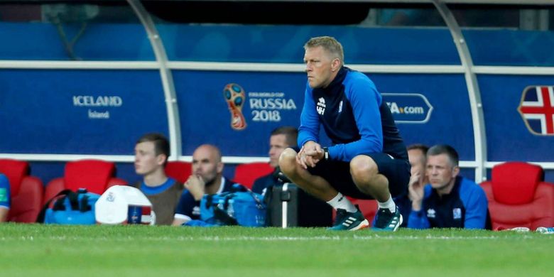 Pelatih Islandia Heimir Hallgrimsson bereaksi  saat pertandingan Argentina melawan Islandia pada laga penyisihan Grup D Piala Dunia 2018 di Otkrytiye Arena, Sabtu (16/6/2018). Pertandingan berakhir dengan skor imbang 1-1