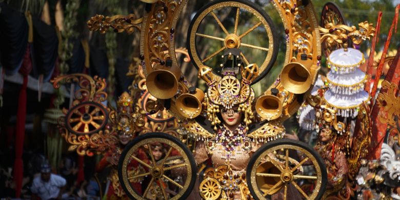 Seorang talent menggunakan kostum dengan tema Dokar di Banyuwangi Etno Carnival (BEC) 2018, Minggu (29/7/2018).