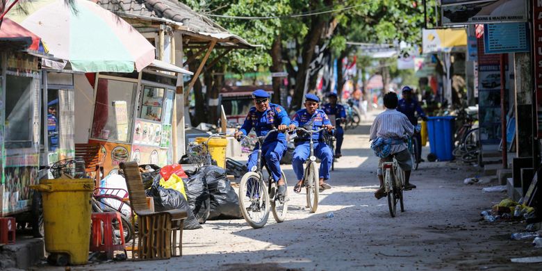 Anggota kepolisian saat patroli di Gili Trawangan, Lombok, Kamis (9/8/2018). Gempa susulan dengan kekuatan magnitudo 6,2 dalam skala Richter, kembali mengguncang Pulau Lombok, Nusa Tenggara Barat (NTB), Kamis (9/8/2018) siang.