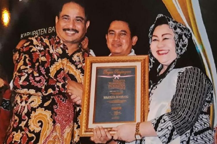 Menteri Pariwisata RI Arief Yahya menyerahkan Yokatta Wonderful Indonesia Tourism Awards (Yowita) 2018 kepada Wali Kota Semarang Hendrar Prihadi yang diwakili oleh Asisten Administrasi Umum Masdiana Safitri di Kantor Kementerian Pariwisata Jakarta, Jumat malam (20/7/2018).