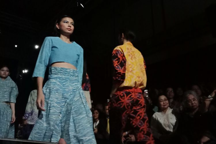 Koleksi busana enam desainer dan label batik ternama yang ditampilkan pada Plaza Indonesian Fashion Week 2018, Jumat (23/3/2010).