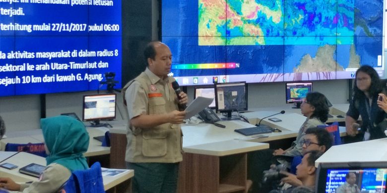Kepala Pusat Data Informasi dan Humas Badan Nasional Penanggulangan Bencana (BNPB) Sutopo Purwo Nugroho saat memberikan keterangan di ruang Pusdalops, Graha BNPB, Jakarta Timur, Senin (27/11/2017).