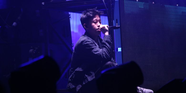 Aksi Rich Chigga membuat penonton larut dalam kemeriahan saat acara Djakarta Warehouse Project 2017 di JI Expo, Kemayoran, Jakarta, Sabtu (16/12/2017). Mengganti nama panggungnya menjadi Rich Brian, ia merilis album perdananya, Amen, di Amerika Serikat.