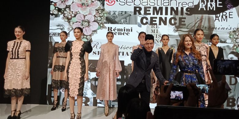 Sebastian Gunawan dan Christina Panarese seusai peragaan busana koleksi Spring Summer 2018 SEBASTIANred yang diperagakan pada Plaza Indonesia Fashion Week (PIFW), Senin (19/3/2018) malam.