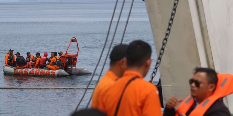 Tim SAR gabungan melakukan proses pencarian korban tenggelamnya KM Sinar Bangun di Danau Toba, Simalungun, Sumatera Utara, Kamis (21/6/2018). Pada hari keempat pasca tenggelamnya KM Sinar Bangun, tim SAR gabungan belum menemukan bangkai kapal dan korban yang hilang, diduga kapal mengangkut sekitar 193 penumpang berdasarkan laporan yang masuk dari masyrakat.