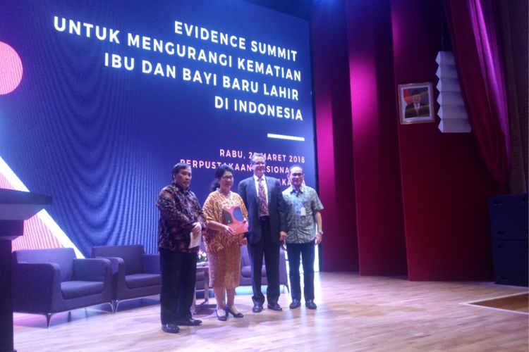 Menteri Kesehatan RI, Nila F Moeloek; Ketua Tim Evidence Summit, Akmal Taher; Ketua AIPI, Sangkot Marzuki; dan  Plt Direktur USAID, Ryan Washburn berfoto bersama seusai pemaparan temuan kasus kematian ibu dan bayi baru lahir di Indonesia, pada Rabu (28/3/2018) di Jakarta. 