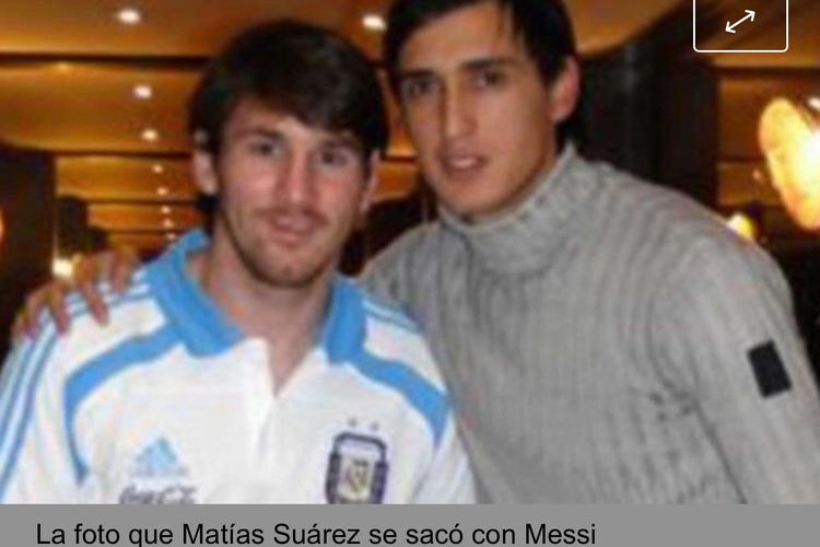 Megabintang timnas Argentina, Lionel Messi, berpose bersama Matias Suarez pada 2012. Kala itu, Matias Suarez masih bermain di Anderlecht.