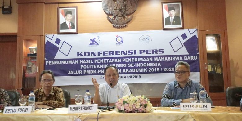 Menteri Riset, Teknologi dan Pendidikan Tinggi (Menristekdikti) Mohamad Nasir dalam konferensi pers Pengumuman Hasil PMDK-PN 2019 di Politeknik Negeri Semarang, Semarang (16/4/2019).