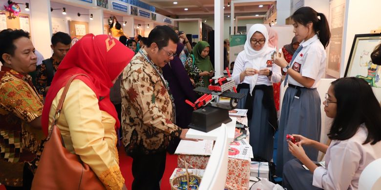 Direktur Pembinaan SMA (PSMA) Purwadi Sutanto saat mengunjungi salah satu stan Festival Literasi Siswa 2019 di Plaza Insani, Gedung Kemendikbud, Jakarta (26/4/2019).