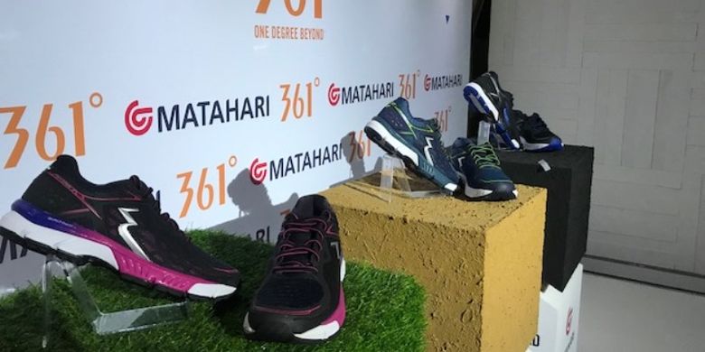 Produk sepatu olahraga merek 361 Degrees yang kini tersedia di gerai Matahari Dept Store.