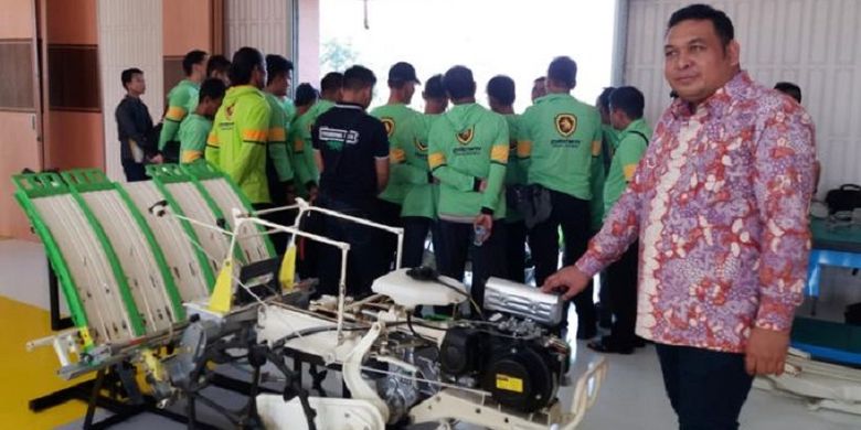 Kemampuan mesin transplanter setara 15 hingga 27 hari orang kerja