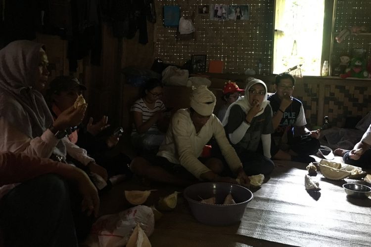 Komunitas sahabat baduy berkunjung untuk silaturahmi dan menikmati durian di Baduy, Banten, Minggu (18/2/2018). 