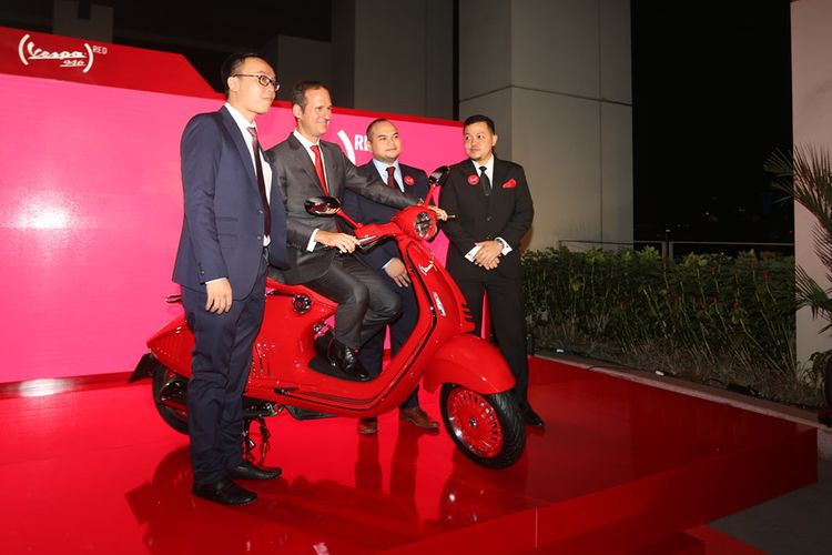 Harga Vespa 946 Red Sama Dengan Toyota Avanza di Indonesia