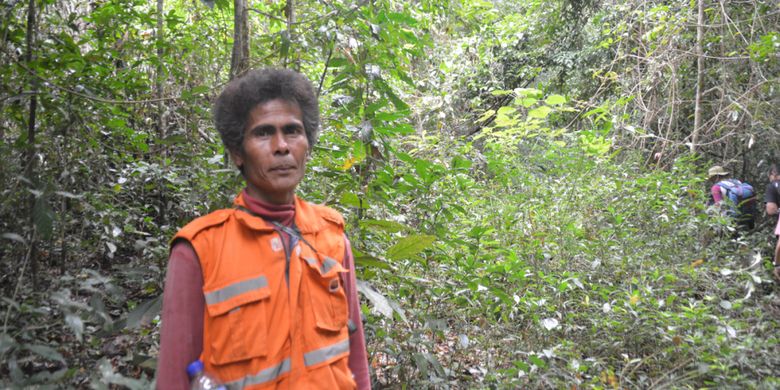 Seorang pemandu lokal siap memandu tamu ke Air Terjun Matayangu di TN MataLawa Sumba, NTT, Senin (6/8/2018).