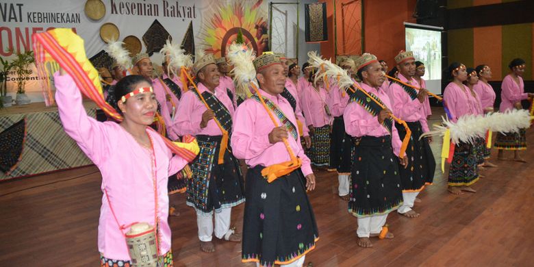 Menari danding Rombeng Rajong khas masyarakat Kecamatan Elar Selatan, Kabupaten Manggarai Timur, Flores, NTT, Rabu (12/12/2018), di gedung MCC Ruteng.