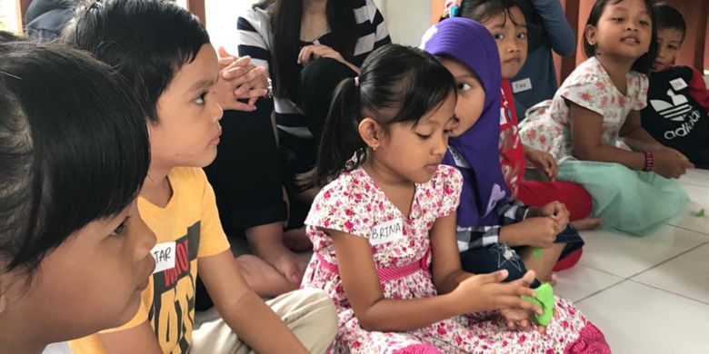 Anak-anak di RPTRA Akasia, Tebet yang bermain playdoh dalam acara Once Upon a Child, kolaborasi Matahari Kecil dan AIESEC Universitas Trisakti, Sabtu (16/2/19)