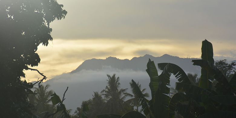 Matahari terbenam di langit Pantai Selatan di Kecamatan Mauponggo, Kabupaten Nagekeo, Flores, NTT, Selasa (26/2/2019). Ini salah satu spot destinasi di Pantai Enagera di bagian selatan dari Kabupaten Nagekeo yang membutuhkan promosi yang luas. 