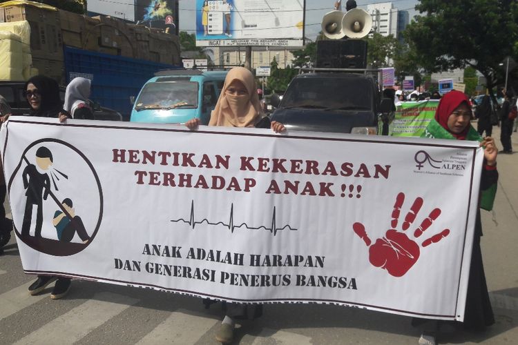 Puluhan aktivis perempuan datangi Makorem Haluoleo Kendari meminta kasus penculikan dan kekerasan seksual yang dilakukan mantan oknum TNI terhadap enam anak perempuan di bawah umur dilakukan secara transparan (KOMPAS.com/KIKI ANDI PATI)