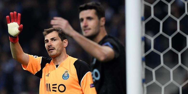 Penjaga gawang Porto, Iker Casillas (kiri), dan rekan setimnya, Ivan Marcano, mengawal pertahanan saat melawan Juventus pada pertandingan pertama babak 16 besar Liga Champions di Stadion Dragao, Selasa (22/2/2017). 