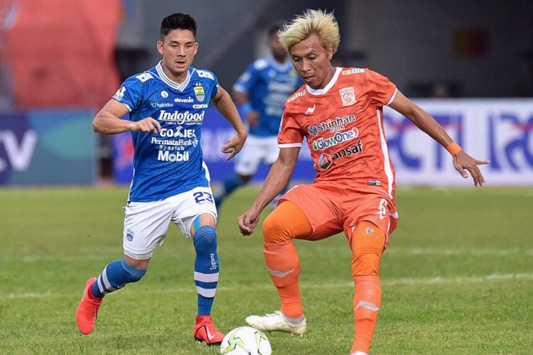 Gelandang Persib Bandung, Kim Jeffrey Kurniawan (kiri), tampil pada laga Piala Indonesia melawan Pusamania Borneo FC, di Stadion Segiri, Samarinda, Kalimantan Timur, Rabu (24/4/2019).