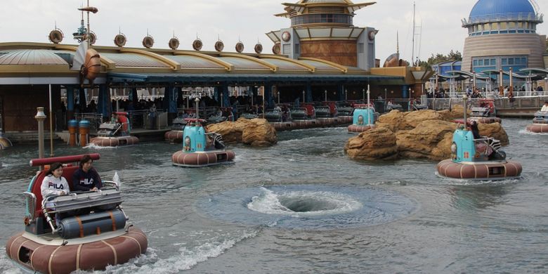 Salah satu wahana di Tokyo Disney Sea di mana pengunjung berkeliling di suatu kolam yang luas menggunakan perahu karet.
